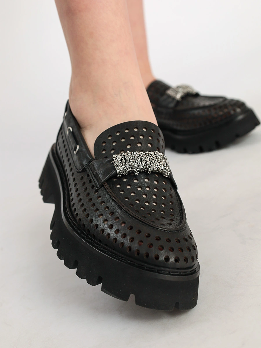 Лоферы с перфорацией на объемной подошве